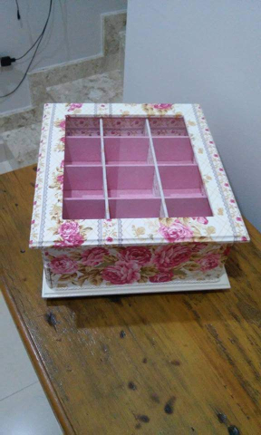 Caixa 1 gaveta e 1 compartimento superior, divisorias e tampa vidro rosa