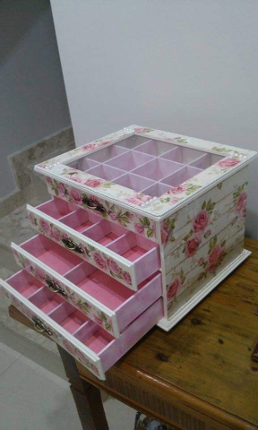 Caixa 3 gavetas + 1 compart superior com divisorias tampa vidro rosa