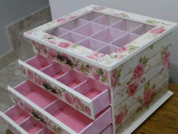 Caixa 3 gavetas + 1 compart superior com divisorias tampa vidro rosa