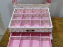 Caixa 1 gaveta e 1 compartimento superior, divisorias e tampa vidro rosa