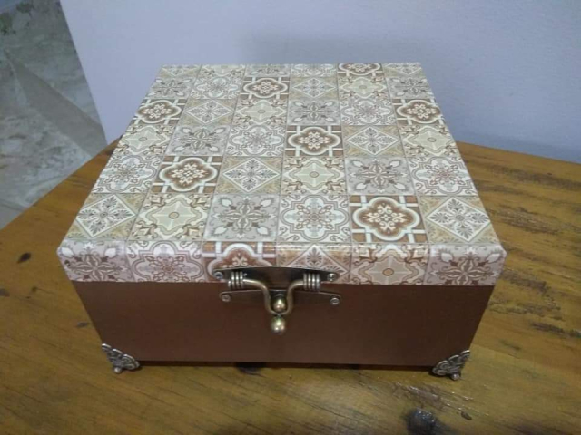 Caixa Sem Divisória Estampa, Base Pintura e Pés