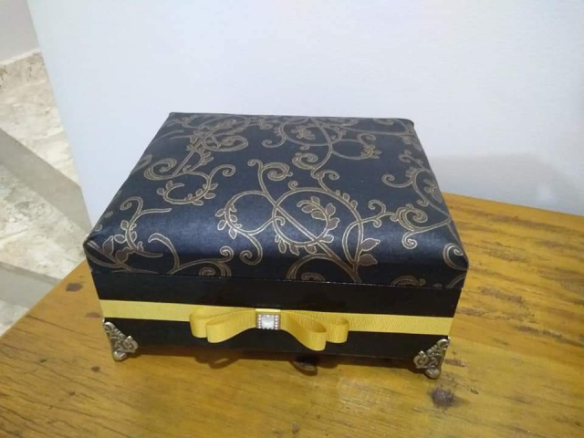 Caixa Sem Divisória Alta Preta/Dourada Pés Laço