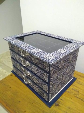 Caixa 3 Gavetas e Superior com divisorias Tampa Vidro