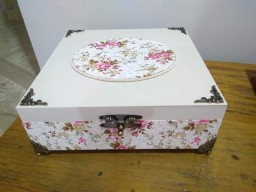 Caixa Estampa Clara Estampa na Base e fecho